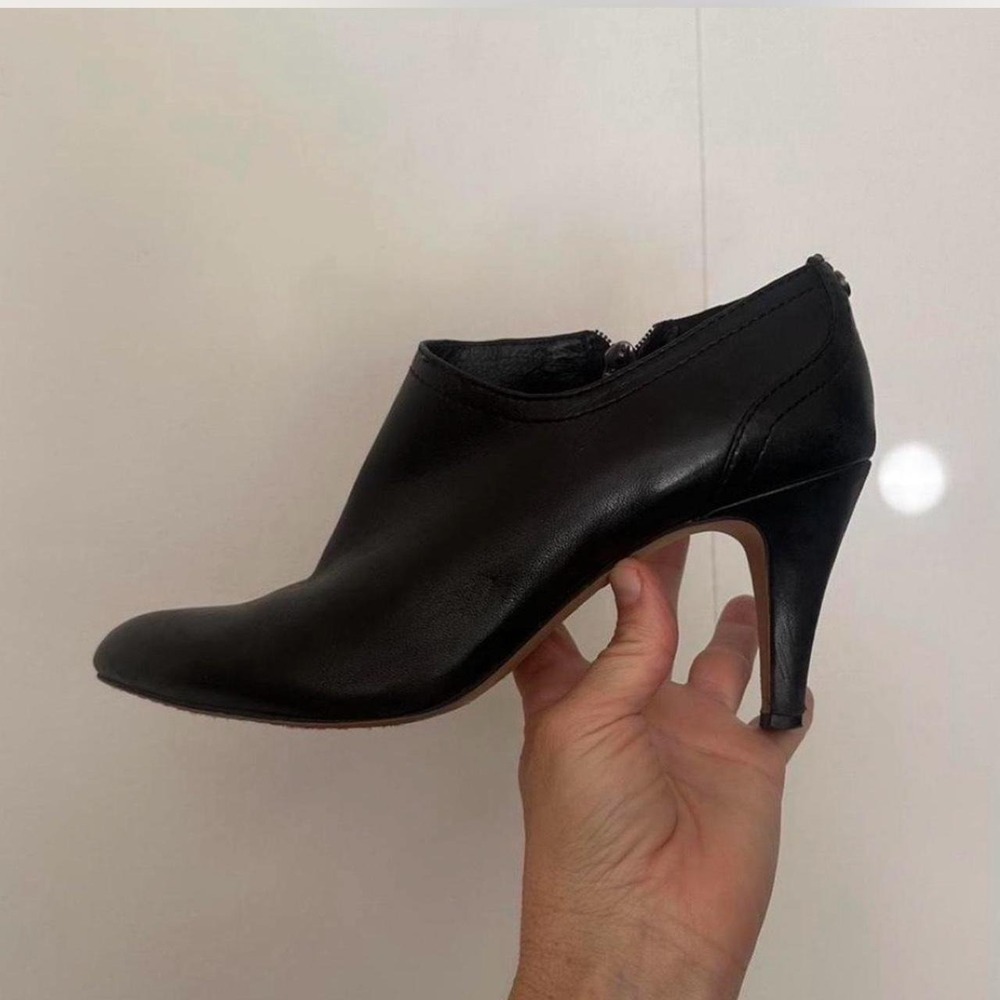 Vince Camuto VC-Vala Black Nappa Leather Zip Ankle Booties Size 8